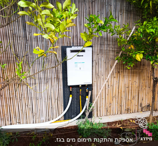 מערכת השקיה עם צינורות ומחברים בגינה